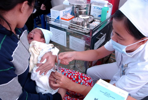 Tiêm chủng vắc xin cho trẻ để phòng chống dịch bệnh