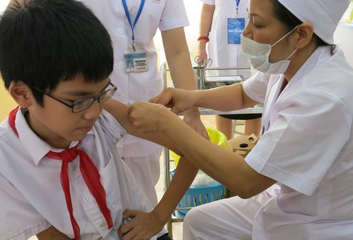 Tiêm vắc xin phòng bệnh sởi-rubella tại trường học cho trẻ