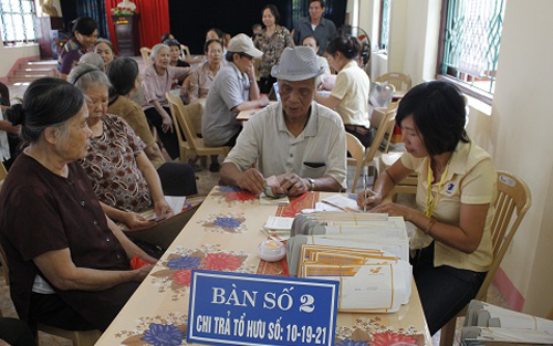 Người lao động nhận lương hưu khi về già để đảm bảo an sinh xã hội Người lao động nhận lương hưu khi về già để đảm bảo an sinh xã hội