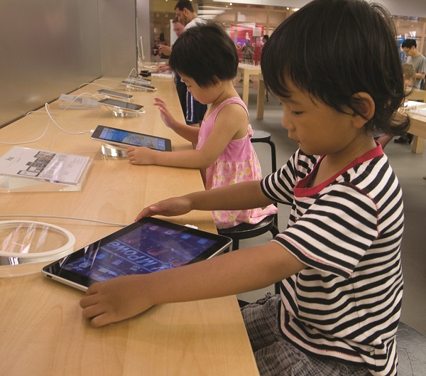Trẻ em tại các thành phố lớn của Việt Nam tiếp cận với thiết bị thông minh từ rất sớm