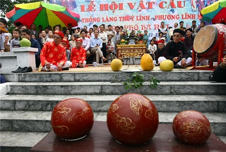 Ba quả cầu được bày trang trang tại sân đình làng Thúy Lĩnh