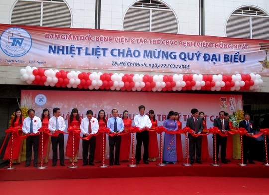 Thủ tưởng Nguyễn Tấn Dũng cùng các lãnh đạo Bộ Y tế, lãnh đạo TP HCM và BV Thống Nhất cắt băng khánh thành khu điều trị mới.