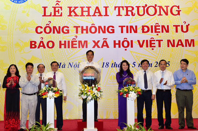 Thủ tướng Chính phủ Nguyễn Tấn Dũng cùng các đồng chí lãnh đạo bộ, ngành và BHXH Việt Nam nhấn nút khai trương Cổng thông tin điện tử BHXH Việt Nam
Ảnh: Chinhphu.vn
