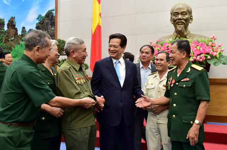 Thủ tướng với các cựu chiến binh và thanh niên xung phong.