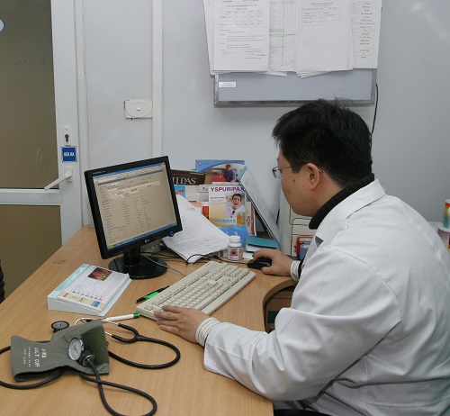 Ứng dụng công nghệ thông tin trong quản lý KCB cần được đẩy mạnh thực hiện. Ảnh: TM
