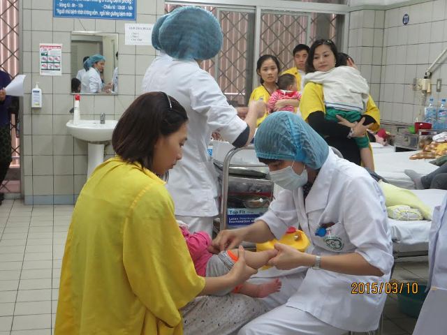 Số trẻ mắc các nhóm bệnh viêm phổi, viêm tiểu phế quản, hen tại khoa Nhi, BV Bạch Mai tăng 30%.