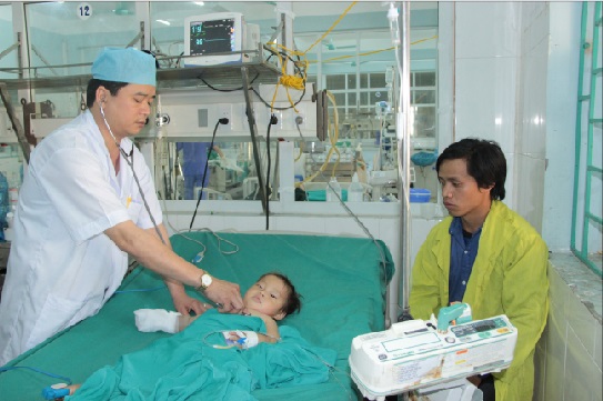 Bé Vừ Mí Chá được chăm sóc sức khỏe tại Bệnh viện Đa khoa tỉnh Hà Giang.