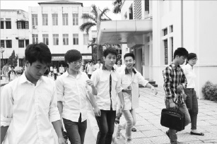 Nhiều học sinh, sinh viên chưa có thẻ BHYT. Ảnh: TM