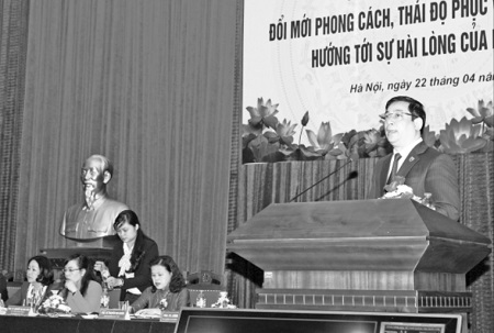 PGS.TS. Lương Ngọc Khuê phát biểu tại Hội nghị trực tuyến Đổi mới phong cách, thái độ phục vụ của cán bộ y tế, hướng tới sự hài lòng của người bệnh. Ảnh: TM