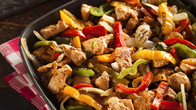 Nếu ăn đồ ăn nhanh ở nhà ga, sân bay hay dọc đường đi, nên chọn đồ ăn lành mạnh chẳng hạn như món gà nướng kèm salad hay rau củ quả