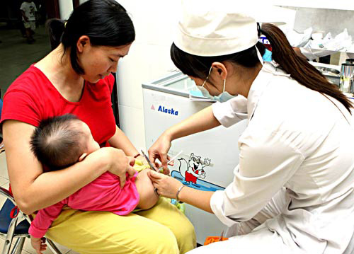 Tiêm vắc xin- cách tốt nhất để phòng bệnh bạch hầu cho đối tượng dễ mắc bệnh này là trẻ em Tiêm vắc xin- cách tốt nhất để phòng bệnh bạch hầu cho đối tượng dễ mắc bệnh này là trẻ em