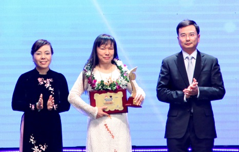 Bộ trưởng Bộ Y tế Nguyễn Thị Kim Tiến và ông Phạm Thanh Hà, Phó TGĐ Vietcombank trao giải công trình đầu tiên đạt giải lĩnh vực Y dược cho PGS.TS. Lê Thị Luân, Phó GĐ Trung tâm nghiên cứu, sản xuất vắc-xin &sinh phẩm y tế.