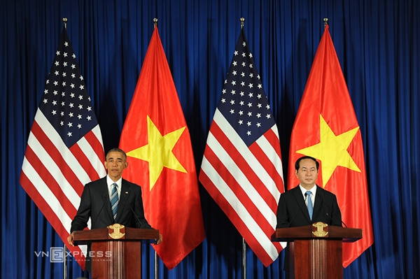 Chủ tịch nước Trần Đại Quang (phải) và Tổng thống Mỹ Barack Obama trong buổi họp báo chung hôm nay tại Trung tâm Hội nghị Quốc tế, Hà Nội. Ảnh: Giang Huy.