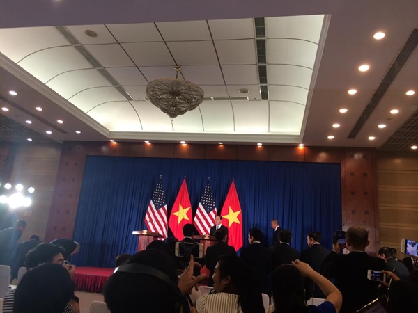 Tổng thống Mỹ Barack Obama vào phòng họp báo chung. Ảnh: Việt Anh.