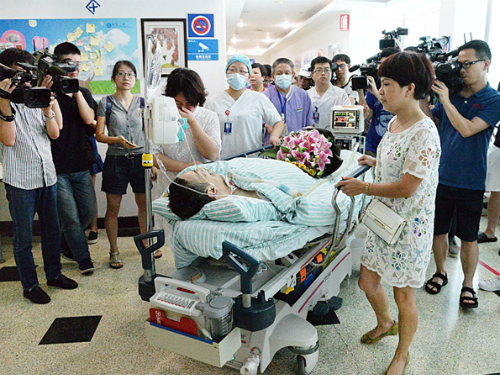 Hành động cao cả của người đàn ông ngoại quốc đã thu hút sự chú ý của truyền thông và lòng tri ân của người dân Trung Quốc. Ảnh: China Daily.