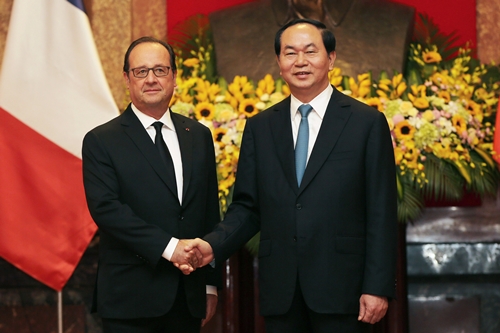 French President Francois Hollande (L) and his Vietnamese counterpart Tran Dai Quang shake hands at the Presidential Palace in Hanoi, Vietnam, September 6, 2016. REUTERS/Luong Thai Linh/Pool