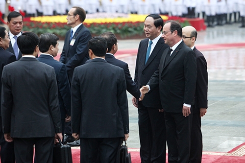 Tổng thống Pháp Francois Hollande bắt tay quan chức Việt Nam. Ảnh: Giang Huy.