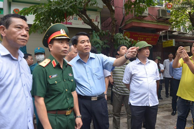 Hà Nội: Sập nhà 4 tầng giữa phố Cửa Bắc, đang giải cứu những người mắc kẹt - Ảnh 5.