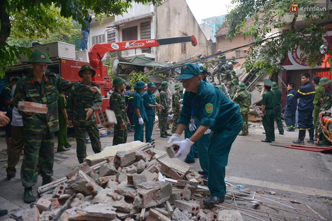 Hà Nội: Sập nhà 4 tầng giữa phố Cửa Bắc, đang giải cứu những người mắc kẹt - Ảnh 9.