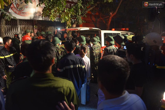 Hà Nội: Sập nhà 4 tầng giữa phố Cửa Bắc, đang giải cứu những người mắc kẹt - Ảnh 12.