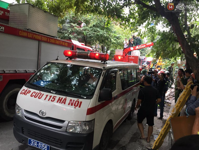 Hà Nội: Sập nhà 4 tầng giữa phố Cửa Bắc, đang giải cứu những người mắc kẹt - Ảnh 2.