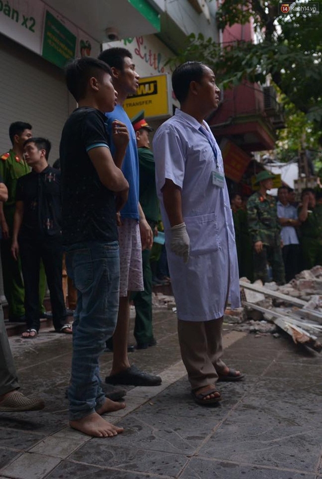 Hà Nội: Sập nhà 4 tầng giữa phố Cửa Bắc, đang giải cứu những người mắc kẹt - Ảnh 10.