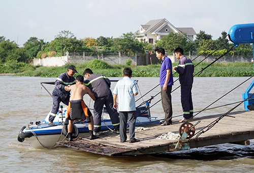 Lực lượng cứu hộ tỉnh Bình Dương đang tìm kiếm hai mẹ con mất tích. Ảnh: Nguyệt Triều