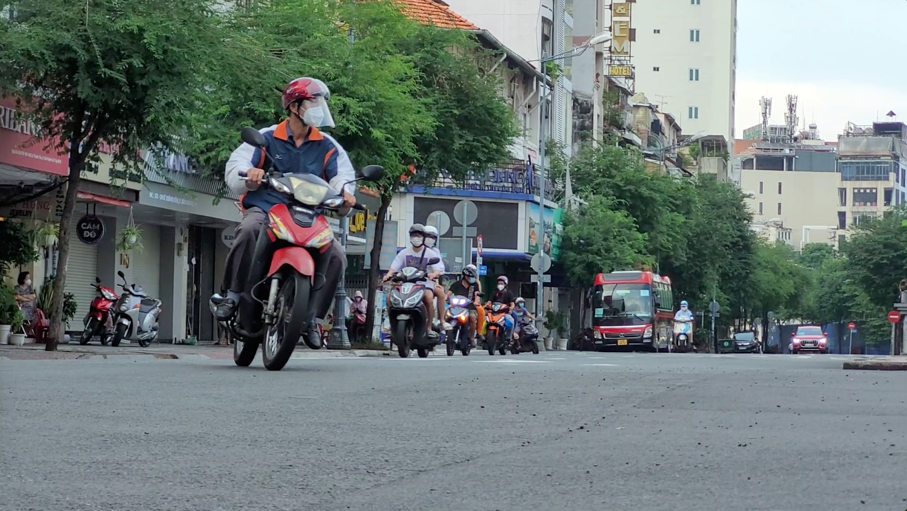 TP.HCM “mở cửa” chính thức, người dân sung sướng thở phào, đường phố bắt đầu tấp nập - Ảnh 2.