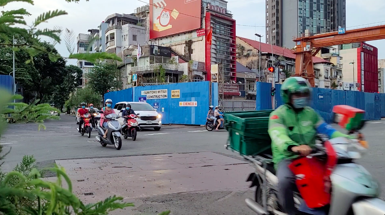 TP.HCM “mở cửa” chính thức, người dân sung sướng thở phào, đường phố bắt đầu tấp nập - Ảnh 4.