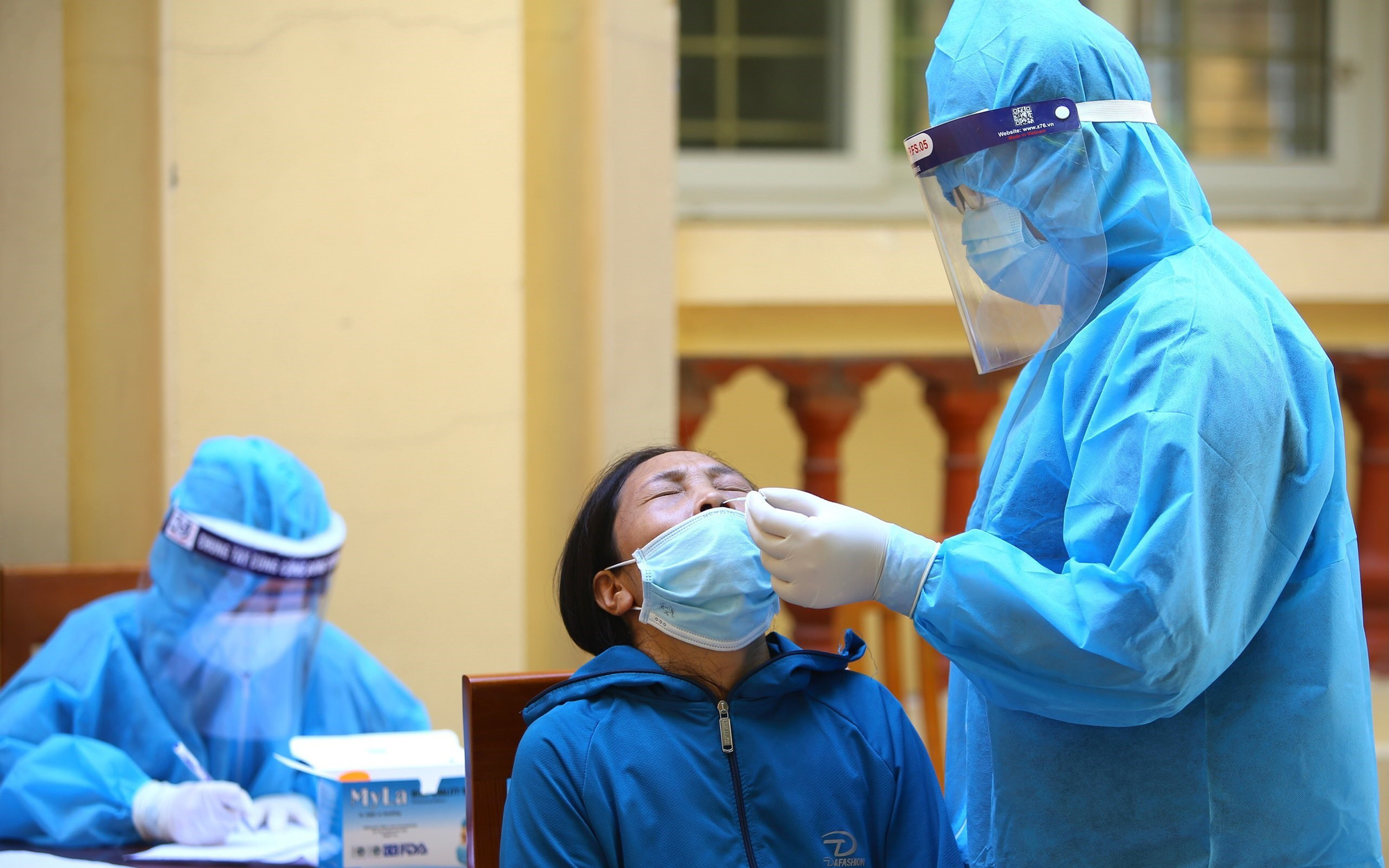 Người bệnh không phải chi trả xét nghiệm COVID-19 khi đến khám và điều trị tại cơ sở y tế công lập