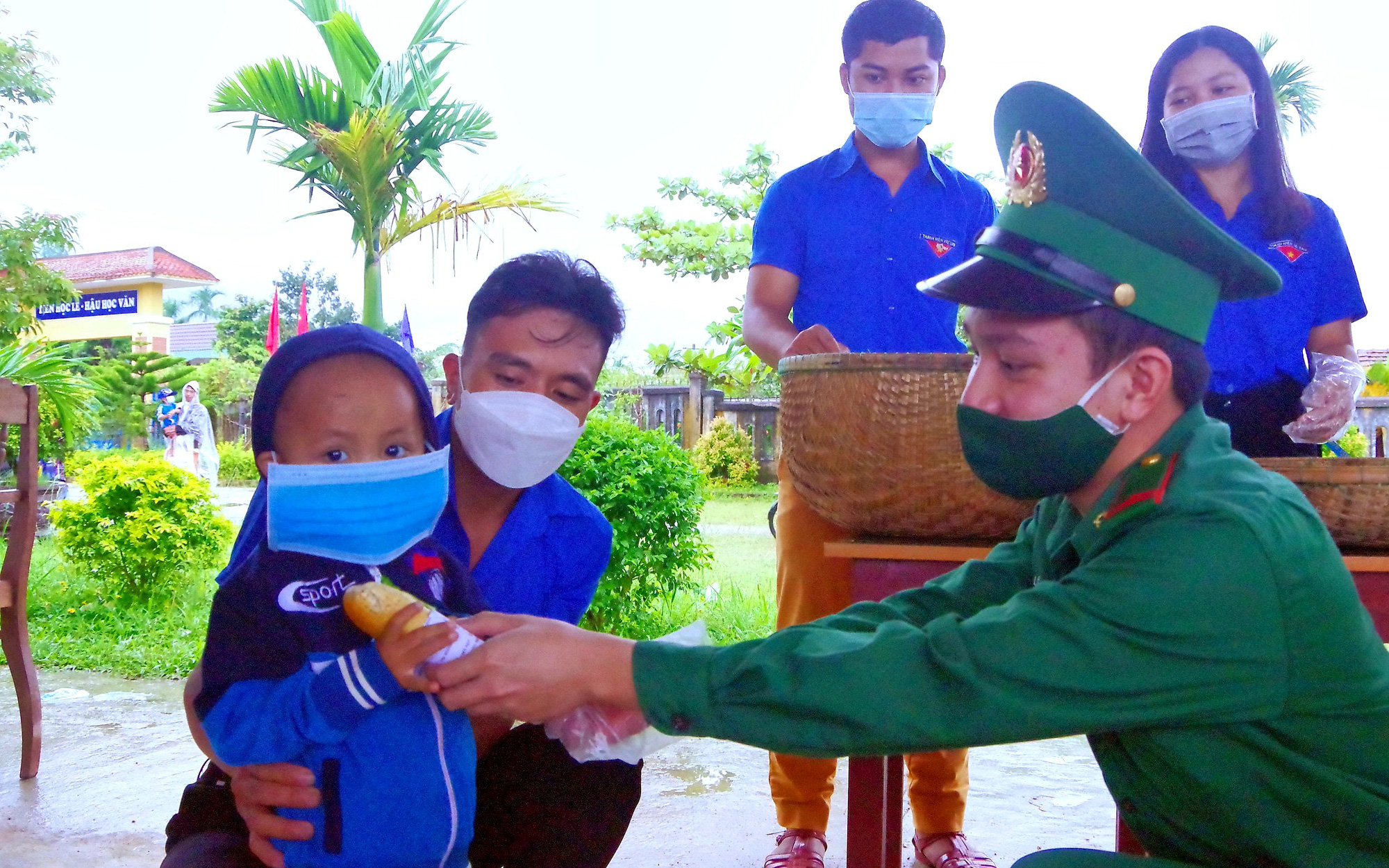 "Tủ mì yêu thương" ấm lòng đồng bào vùng biên giới ở Thừa Thiên Huế