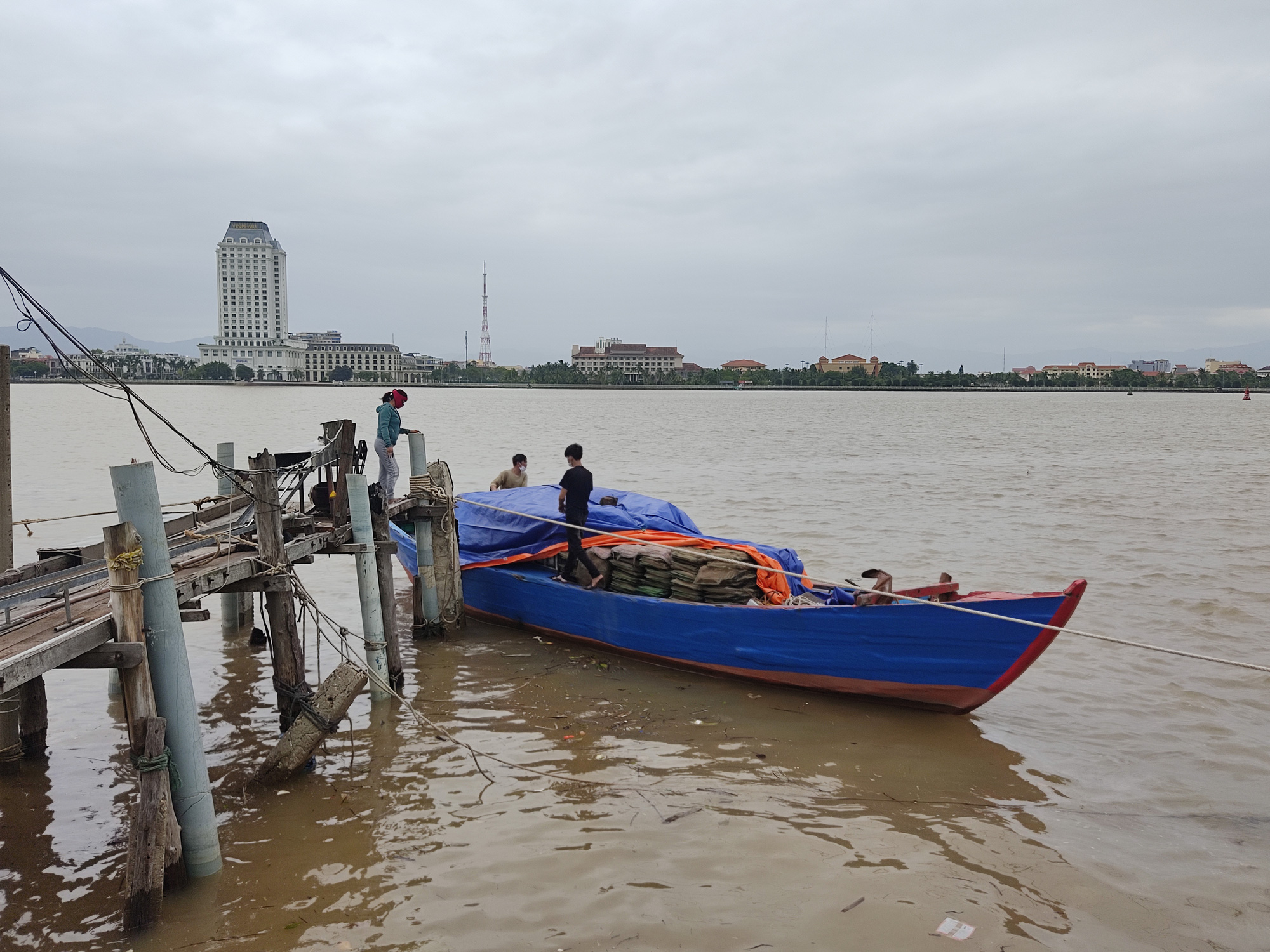 Ngư dân Quảng Bình cẩu thuyền lên bờ, đưa tàu neo đậu tránh bão Kompasu - Ảnh 3.