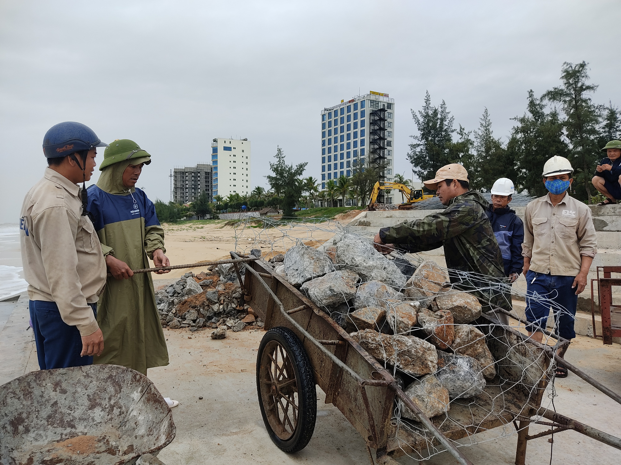 Ngư dân Quảng Bình cẩu thuyền lên bờ, đưa tàu neo đậu tránh bão Kompasu - Ảnh 13.