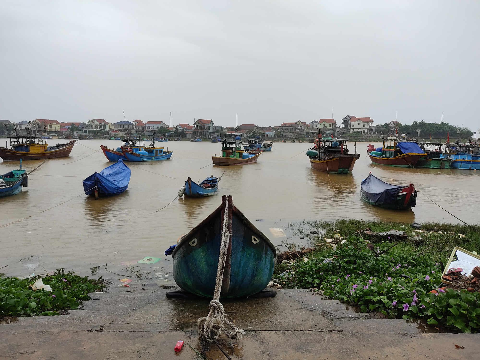 Ngư dân Quảng Bình cẩu thuyền lên bờ, đưa tàu neo đậu tránh bão Kompasu - Ảnh 10.