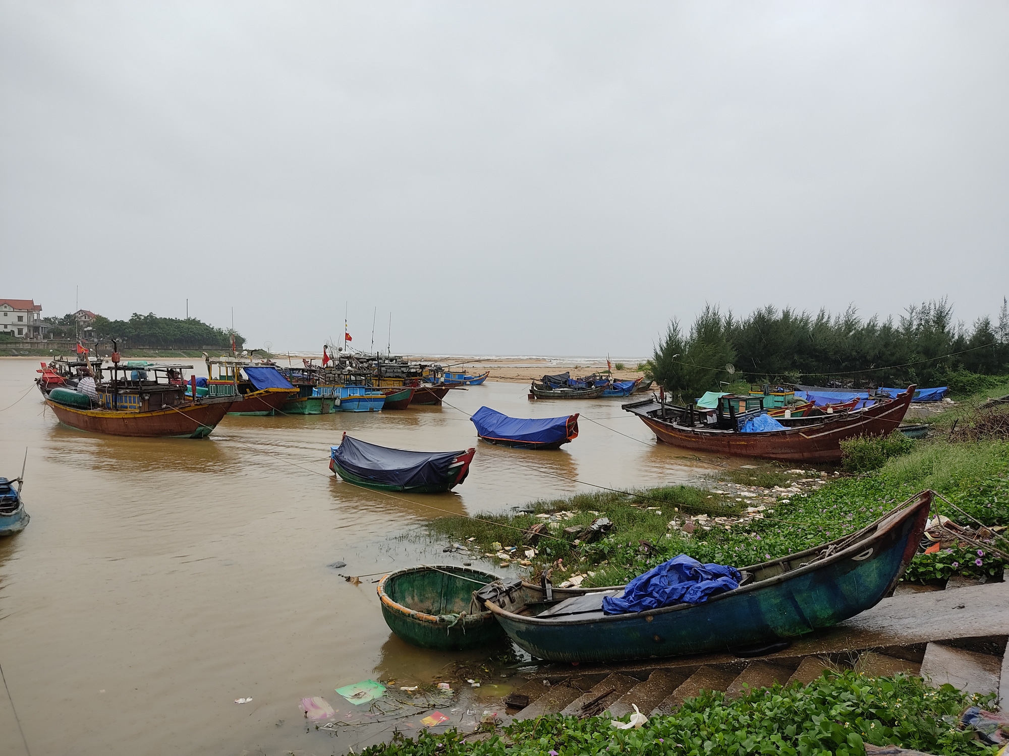 Ngư dân Quảng Bình cẩu thuyền lên bờ, đưa tàu neo đậu tránh bão Kompasu - Ảnh 2.