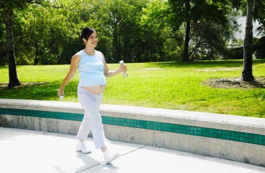 Phụ nữ có thai được khuyến cáo nên đi bộ mỗi ngày 30 phút hoặc 15 phút hai lần/ngày với năm ngày mỗi tuần.