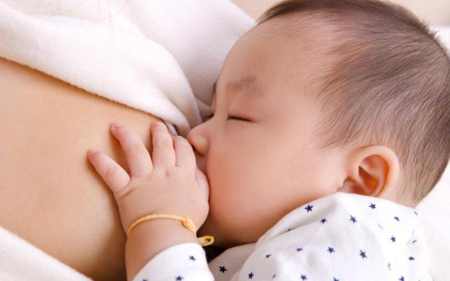 Mẹ tiêm vaccine COVID-19 có thể truyền kháng thể qua sữa khi cho con bú