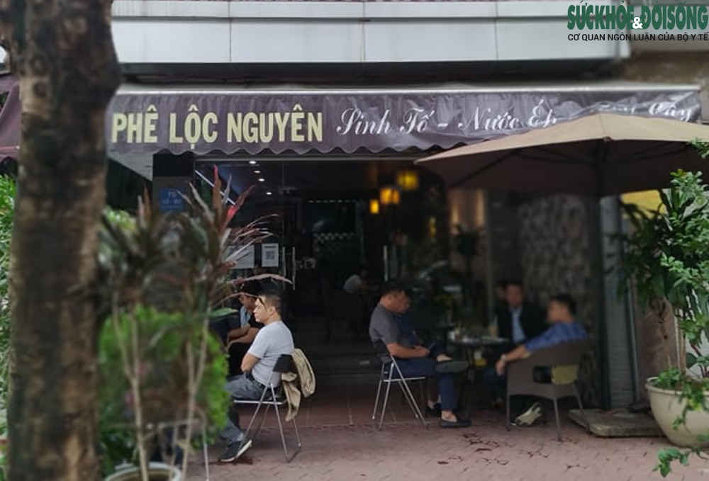 Hà Nội: Chủ quán cafe, ăn sáng phục vụ không ngớt tay khi được bán tại chỗ - Ảnh 2.