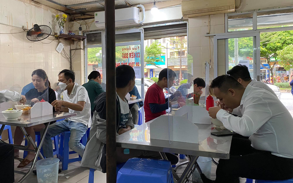 Chủ quán cafe, ăn sáng ở Hà Nội phục vụ không ngớt tay khi được bán tại chỗ