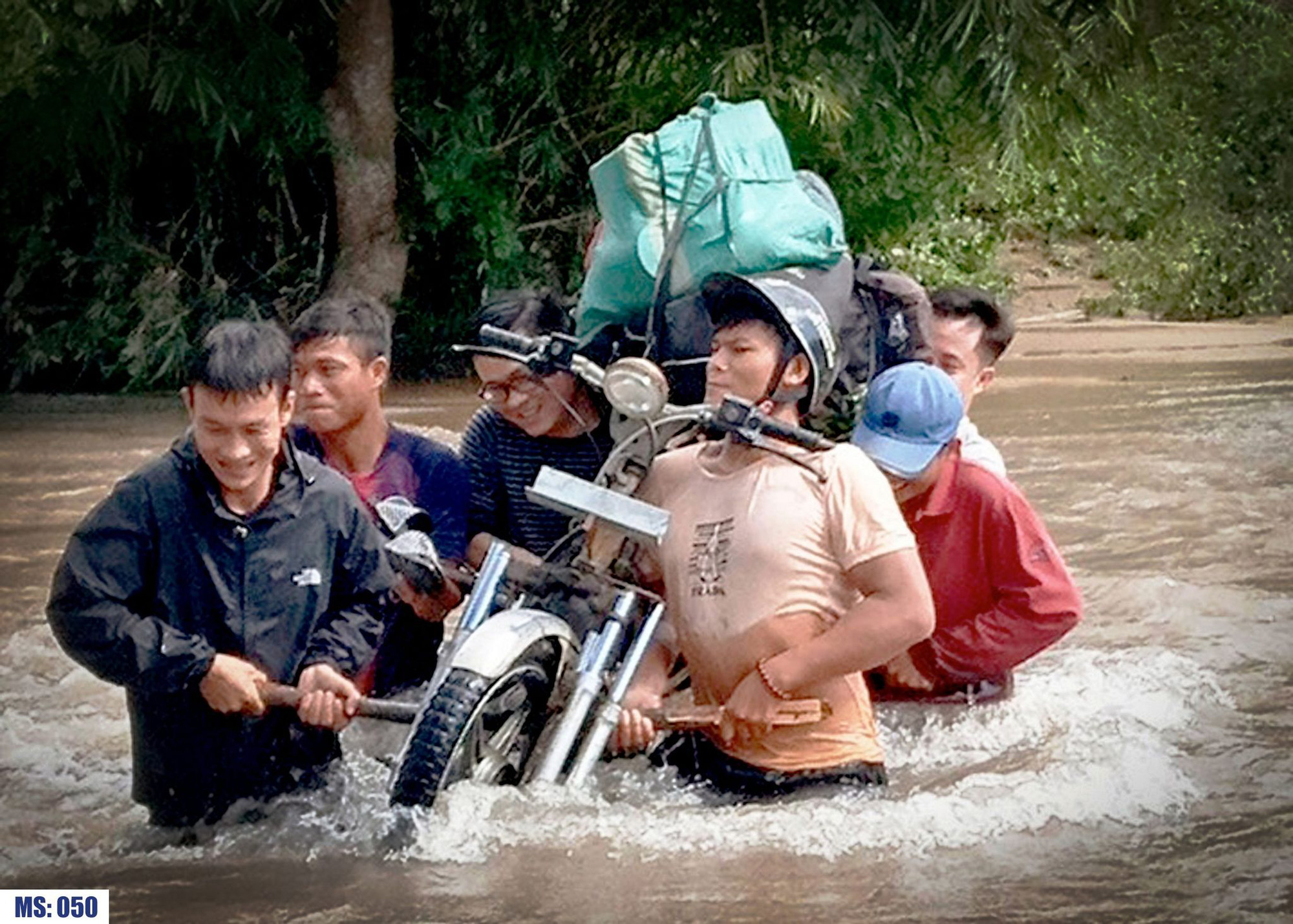 Tác phẩm “Nụ cười qua sông” của tác giả Nguyễn Công Trung Dũng thuộc Công đoàn Viện sốt rét – KST-CT Quy Nhơn đã giành giải đặc biệt