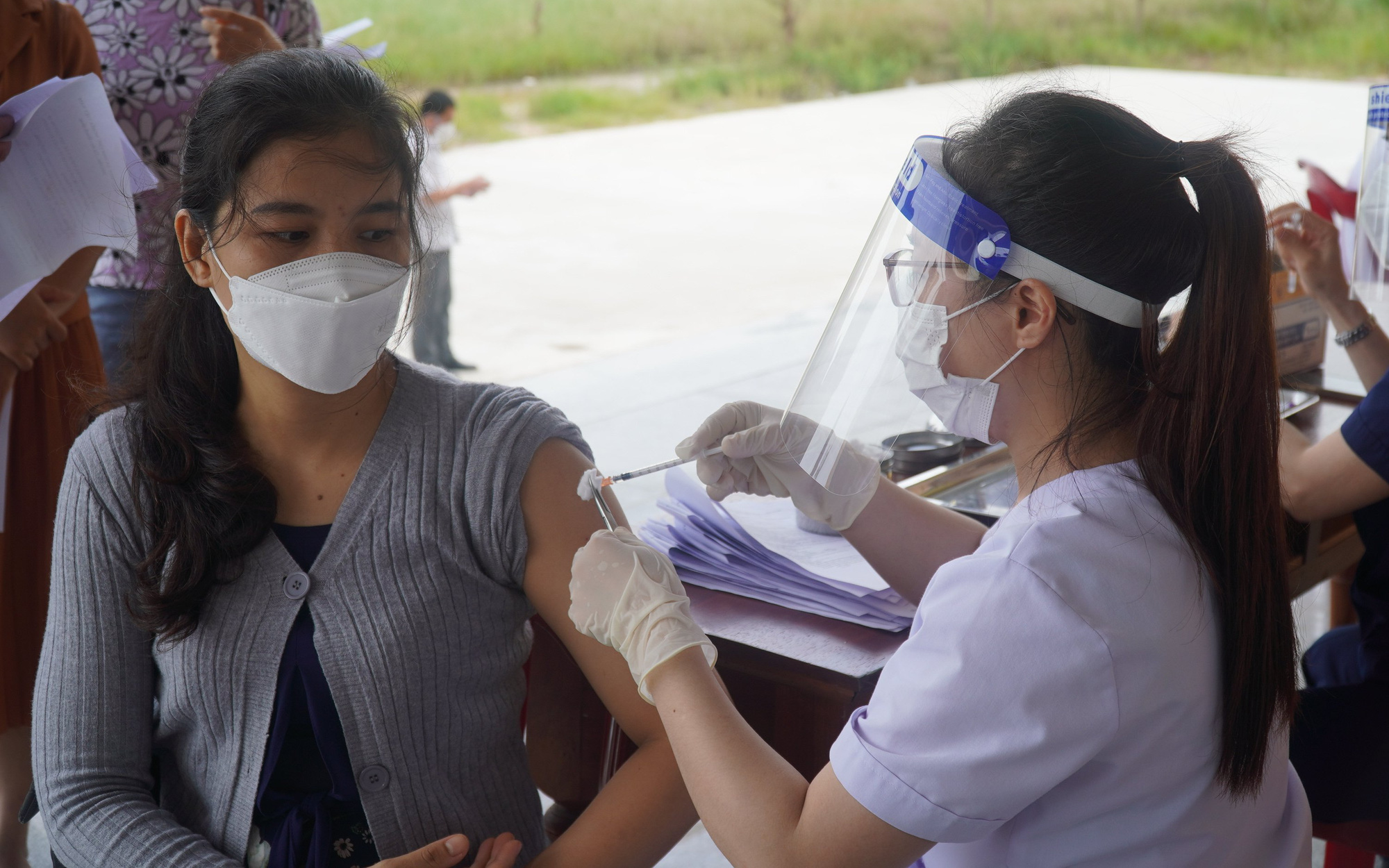 Quảng Bình: Tiêm vaccine phòng COVID-19 cho sinh viên Lào