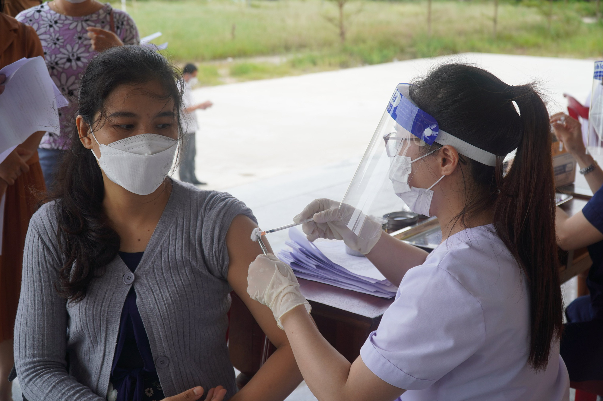 Quảng Bình: Tiêm vaccine phòng COVID-19 cho sinh viên Lào - Ảnh 2.