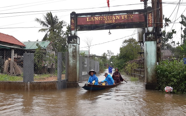 Mưa lớn ở miền Trung: 3 người mất tích, 1 người bị cây ngã đè phải đi cấp cứu - Ảnh 2.