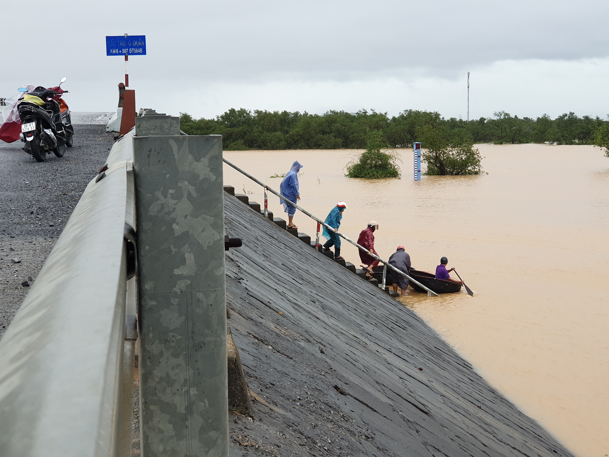 Vào &quot;rốn lũ&quot; Tân Ninh, Quảng Bình - Ảnh 12.