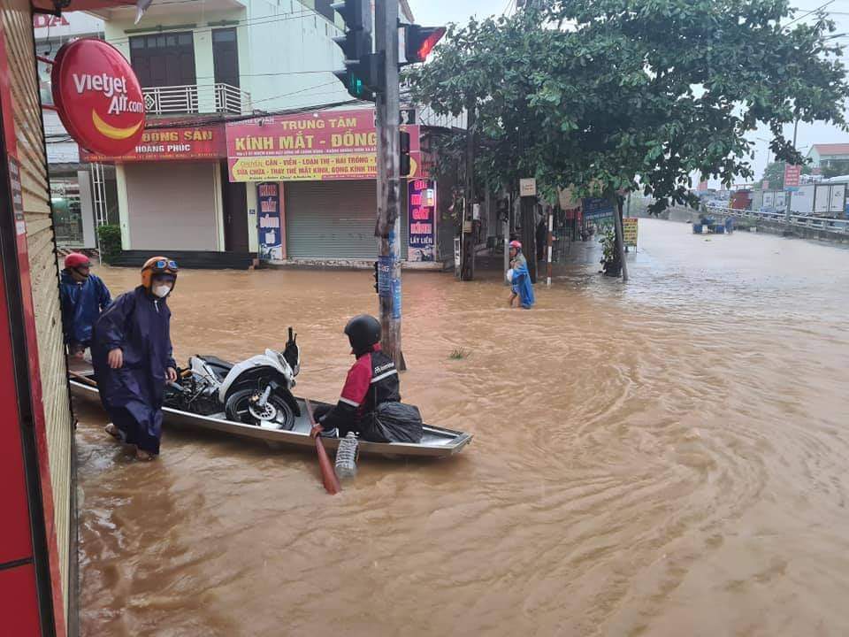 Nước lũ dâng cao, chia cắt nhiều nơi ở Quảng Bình, đã có người mất tích - Ảnh 8.
