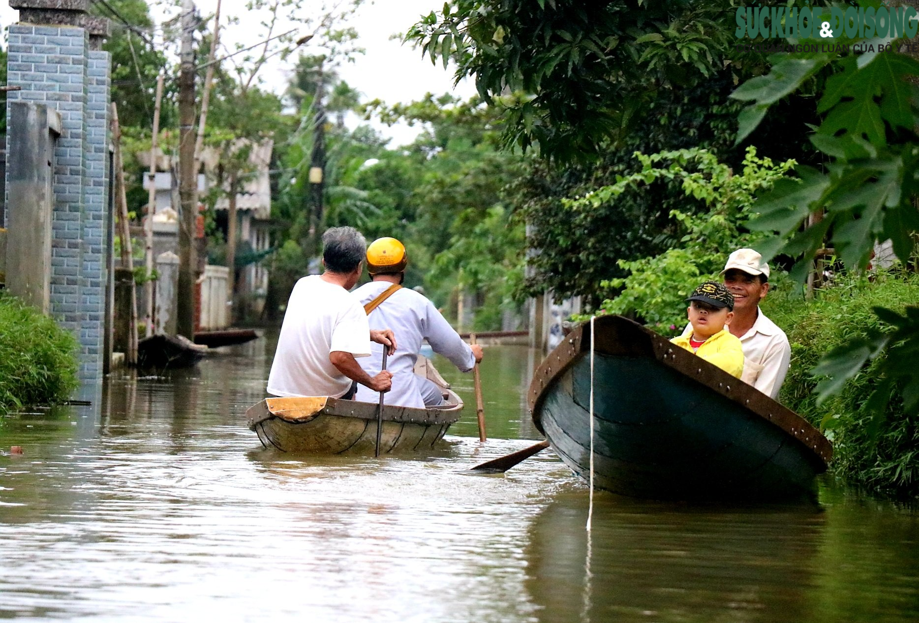 Cuộc sống ở nơi “đường biến thành sông”, ghe thuyền làm phương tiện đi lại - Ảnh 2.