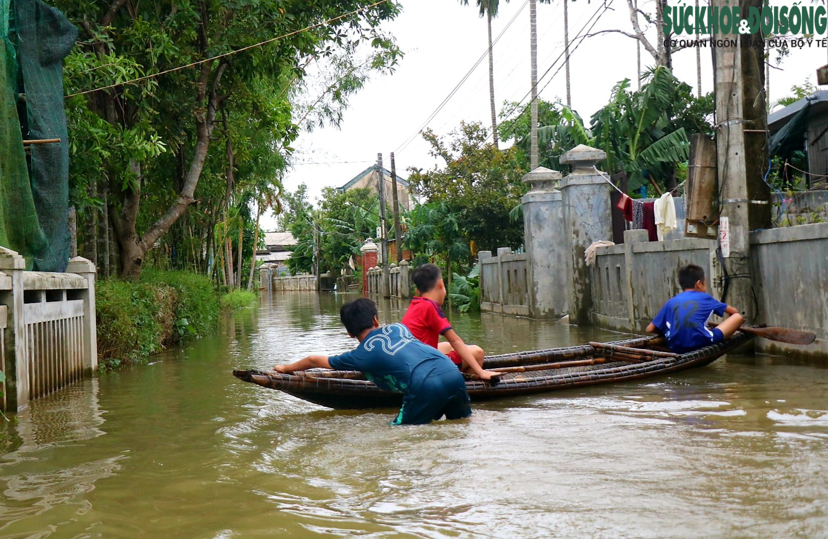 Cuộc sống ở nơi “đường biến thành sông”, ghe thuyền làm phương tiện đi lại - Ảnh 7.