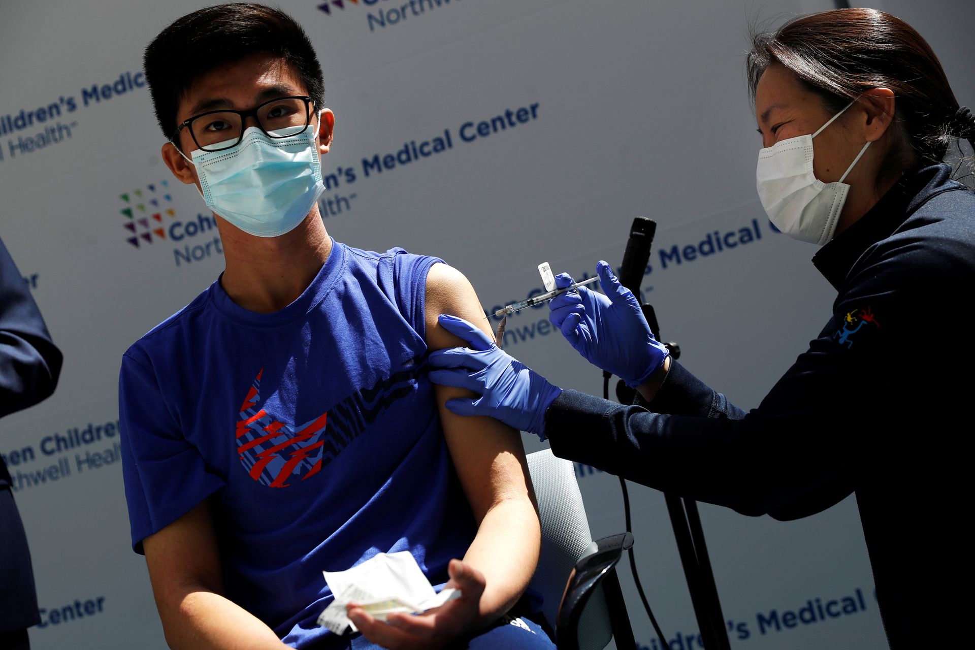 Thiếu niên Thomas Lo (15 tuổi) được tiêm phòng vaccine ngừa COVID-19 của Pfizer-BioNTech tại Trung tâm Y khoa Trẻ em Cohen, New York ngày 13/5/2021 (nguồn ảnh: Reuters)