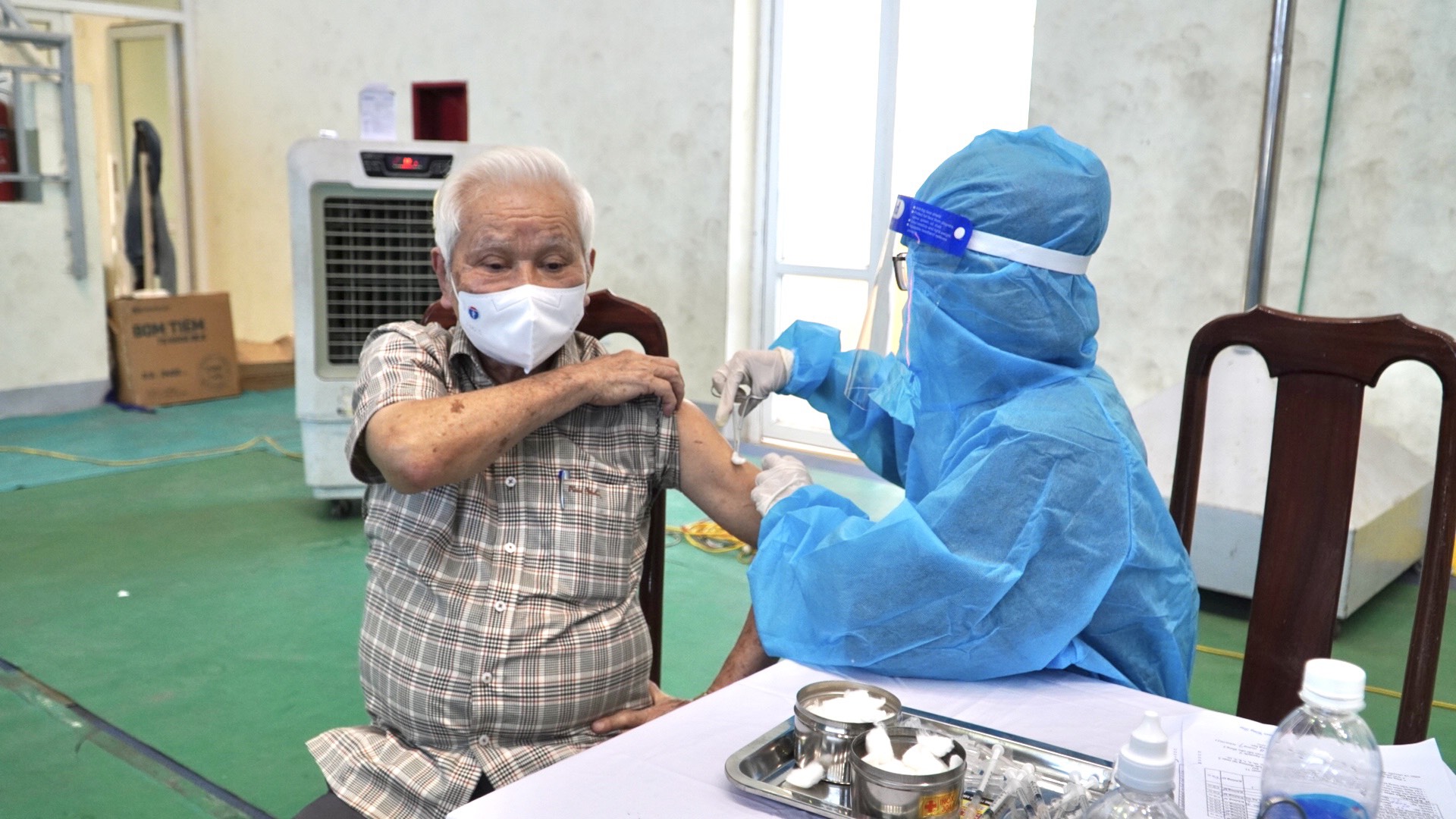 Quảng Bình: Người từ 50 tuổi trở lên sẽ được ưu tiên tiêm vaccine phòng COVID-19 - Ảnh 1.