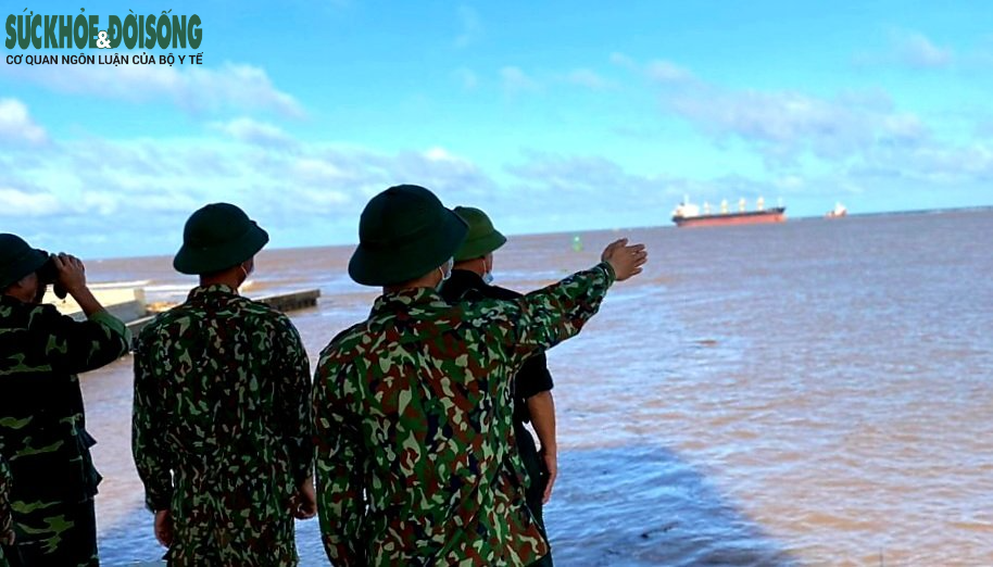 Cận cảnh tàu hàng cùng 20 thuyền viên mắc cạn ở vùng biển Quảng Trị - Ảnh 4.